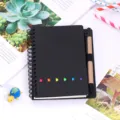 Carnet a spirale noir avec stylo en papier et notes adhesives colorees pour le bureau. - Personnalisable / Noir