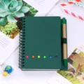 Carnet à spirale vert foncé avec stylo et notes autocollantes, idéal pour le bureau et cadeaux. - Personnalisable / Vert