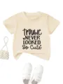 Vista dettagliata della maglietta beige per bambini a maniche corte con testo carino e accessori. - Albicocca (Testo Nero Grafica a Colori)