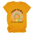 Maglietta casual da donna a maniche corte e girocollo con stampa arcobaleno schwa. - Taglia S / Top / Giallo Senape (Lettere Nere)