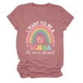 Dettaglio ravvicinato della simpatica t-shirt grafica estetica con arcobaleno colorato. - Taglia S / Top / Oro rosa