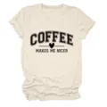 Détail en gros plan d'un t-shirt à manches courtes beige en coton avec imprimé café. - S / Hauts / Sable (Police Noire)