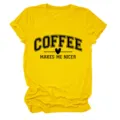 Gros plan détaillé du t-shirt à manches courtes jaune décontracté avec imprimé café amusant. - S / Hauts / Jaune (Police Noire)