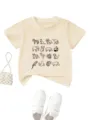 Niedliches T-Shirt für Kleinkinder mit Tiermotiv in Beige, Detailansicht mit passenden Schuhen - Aprikose