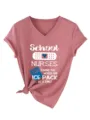 Dettaglio t-shirt scollo V manica corta con stampa infermiera scolastica e orlo annodato. - Taglia S / Top (3812) / Oro Rosa (Grafica Bianca)