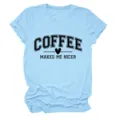 Détail avant de t-shirt à manches courtes pour femmes décontracté bleu clair avec impression de café. - S / Hauts / Bleu Clair (Police Noire)