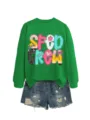 Nahaufnahme Detail des grünen Langarm Sweatshirts mit Grafikdruck und blauen Jeansshorts. - S / Oberteile / Grasgrün