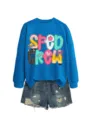 Blauer Langarm-Sweatshirt kombiniert mit Destroyed-Denim-Shorts mit farbigem Buchstaben-Print. - S / Oberteile / Seeblau