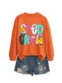 Lässiger orangener Langarm Pullover mit Schul Motiv und Jeansshorts Set für Damen. - S / Oberteile / Orange