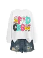 Lockerer weißer Langarm-Sweatshirt-Detail mit buntem SPED CREW-Print und Jeansshorts. - S / Oberteile / Weiß