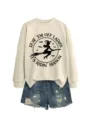 Damen Herbst Sweatshirt mit Hexen Grafik kombiniert mit Denim Shorts im Detail. - S / Oberteile / Sand (Schwarzer Druck)
