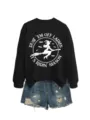 Schwarzer Langarm-Sweatshirt mit Hexen-Motiv kombiniert mit coolen Jeansshorts für Damen. - S / Oberteile / Schwarz (Weißer Druck)