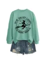 Minzgrüner Langarm-Pullover kombiniert mit Jeansshorts mit lustigem Hexen-Grafikdruck. - S / Oberteile / Hellgrün (Schwarzer Druck)