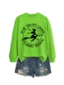 Detaillierte Nahaufnahme des neongrünen Sweatshirts mit einem lustigen Hexen-Grafikprint. - S / Oberteile / Leuchtgrün (Schwarzer Druck)