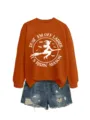 Stilvolles Damen Sweatshirt in Orange mit Rundhalsausschnitt und coolen Denim Shorts kombiniert. - S / Oberteile / Gebranntes Orange (Weißer Druck)