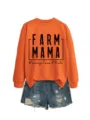 Detailansicht des orangefarbenen Sweatshirts mit Farm Mama Druck und passenden Jeansshorts. - S / Oberteile / Orange