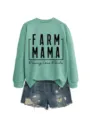Mintgrünes Langarm-Sweatshirt kombiniert mit Destroyed-Jeansshorts, lässiger Farm-Mama-Stil. - S / Oberteile / Hellgrün