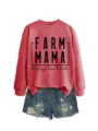 Nahaufnahme des lässigen Damen Grafik-Sweatshirts kombiniert mit modischen Jeansshorts. - S / Oberteile / Rot (Schwarzer Druck)