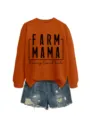 Lässiger orangefarbener Pullover kombiniert mit Jeansshorts mit Farm Mama Buchstabenabdruck. - S / Oberteile / Gebranntes Orange (Schwarzer Druck)