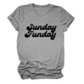 Nahaufnahme des lässigen grauen Kurzarm-T-Shirts mit schwarzem Sunday Funday Grafikprint. - S / Oberteile / Dunkelgrau (Schwarze Schrift)