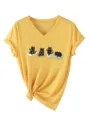 Λεπτομέρεια κίτρινου t-shirt με V-neck και στάμπες από γάτες που κάνουν γιόγκα. - S / Tops / Κίτρινο