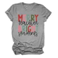 Primo piano dei dettagli di stampa grafica sulla t-shirt casual da donna a maniche corte. - Taglia S / Top / Grigio Scuro (Lettere Nere Grafica a Colori)
