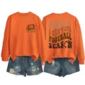 Felpa arancione da donna con stampa di football e pantaloncini in denim per autunno. - Taglia S / Top / Arancione