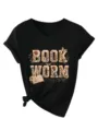 Vue rapprochée du t-shirt noir col V avec impression graphique florale de rat de bibliothèque. - Noir
