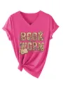 Gros plan sur l'imprimé graphique floral vintage du ver de livre sur le t-shirt rose vif à col V. - Rose rouge