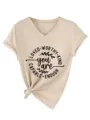 Khaki dames V-hals korte mouw t-shirt detail met inspirerende tekst op borst en knoopzoom. - S / Tops / Zandkleur