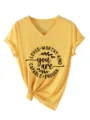 Dames casual V-hals korte mouw T-shirt met motiverende print en stijlvolle knoopzoom. - S / Tops / Geel