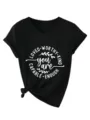Gedetailleerd overzicht van de inspirerende citaatprint op het zwarte v-hals t-shirt. - Zwart (Wit Lettertype)