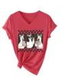 Κοντινό πλάνο του κόκκινου γυναικείου t-shirt με V λαιμόκοψη και στάμπα με τρεις πάπιες. - Κόκκινο
