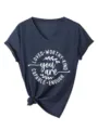 Close-up detailweergave van de dames v-hals korte mouw t-shirt borstprint en knoopontwerp. - Marineblauw