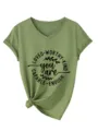 Stijlvol casual groen dames V-hals t-shirt met korte mouwen en inspirerende tekstprint. - Olijfgroen