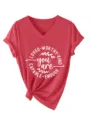 Gedetailleerd overzicht van het rode V-hals t-shirt met inspirerende print en geknoopte zoom. - Rood