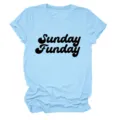 Casual lichtblauwe dames t-shirt met korte mouwen en een leuke retro Sunday Funday grafische print. - S / Tops / Lichtblauw (Zwarte Tekst)