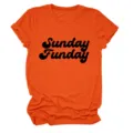 Gedetailleerd uitzicht op de zwarte Sunday Funday tekst gedrukt op het levendige oranje shirt. - S / Tops / Oranje (Zwart Lettertype)