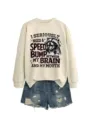 Lässiges Rundhals-Grafik-Sweatshirt Detail mit Waschbär-Druck und Jeans-Shorts. - S / Oberteile / Sandfarbenes Sweatshirt (Schwarzes Textmuster)
