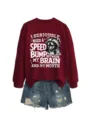 Dunkelrotes Sweatshirt mit Waschbär Motiv und lustigem Spruch kombiniert mit Jeansshorts. - S / Oberteile / Weinrotes Sweatshirt (Weißes Textmuster)