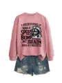 Nahaufnahme des rosa Freizeit-Sweatshirts mit witzigem Waschbär-Grafik und Schriftzug-Detail. - S / Oberteile / Roségold (Schwarzer Druck)