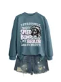 Lässiger lustiger Waschbär Grafik Langarmpullover kombiniert mit Destroyed Jeansshorts. - S / Oberteile / Blaues Sweatshirt (Weißes Textmuster)