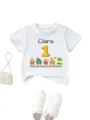 Primo piano dettagliato di t-shirt bianca per bambini con stampa animale e nome Clara. - 90 / Top / Bianco