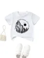 Detailansicht des weißen Kinder T-Shirts mit Brustgrafik und kurzen Ärmeln im Fokus. - 90 / Oberteile / Weiß