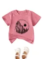 T-shirt manches courtes rose pour tout-petit avec motif montagne et chaussures blanches. - Pêche