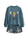 Vista detallada de la sudadera azul de mujer con lindo estampado de alce y pantalones cortos vaqueros. - S / Tops / Azul