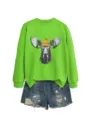 Detalle sudadera verde con gráfico de alce lindo y gorro invierno amarillo combinado con shorts de mezclilla. - S / Tops / Verde Fluorescente