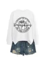 Detailansicht eines lässigen weißen Langarm-Sweatshirts mit herbstlichem Kürbis-Print. - S / Oberteil (5801) / Weiß