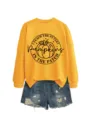 Detailansicht des stilvollen gelben Sweatshirts mit niedlichem Kürbisgrafik und Jeansshorts. - S / Oberteile / Gelbes Sweatshirt (Schwarze Schrift)