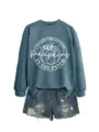 Detailansicht des lässigen blauen Damen Sweatshirts mit Kürbis Grafik und schönen Denim Shorts. - S / Oberteil (5801) / Blaues Sweatshirt (Weiße Schrift)